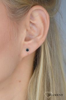 Złote kolczyki przy uchu 333 czarna cyrkonia KL 693C 333 💎 Złote kolczyki z czarną cyrkonią 💎 Złote kolczyki przy uchu z zapięciem na sztyft  (2).JPG